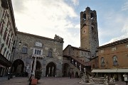 58 Piazza Vecchia con Palazzo della Ragione e Torre Civica (Campanone)